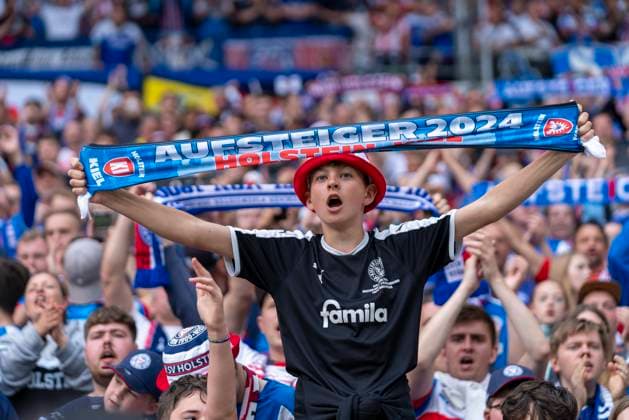 Fan Holstein Kiel GER, Hannover 96 vs Holstein Kiel, Football, Bundesliga 2, Matchday 34, Season 2023 2024, 19 05 2024 DFL REGULATIONS PROHIBIT ANY USE OF PHOTOGRAPHS AS IMAGE SEQUENCES AND OR QUASI VIDEO Hannover 96 vs Holstein Kiel, Football, Bundesliga 2, Matchday 34, Season 2023 2024, 19 05 2024 Hannover Copyright: xEibner-Pressefoto FabioxDeinertx EP_FDT