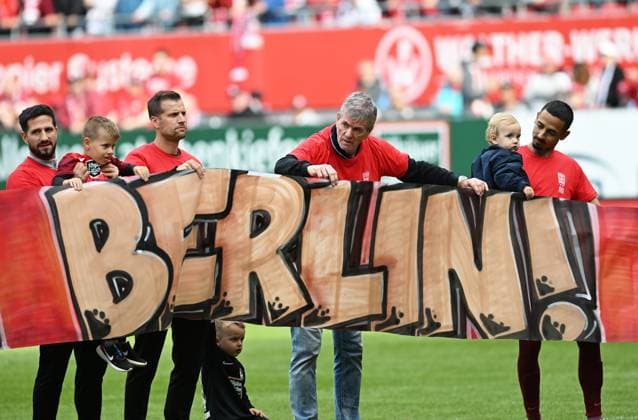 Soccer 2 Bundesliga Season 2023 24 Kaiserslautern Fritz Walter Stadion 20 04 2024 1 FC Kaiserslautern fck Eintracht Braunschweig bs 5 0 Coach Friedhelm FUNKEL 1 FC Kaiserslautern , mi, his last game is in Berlin Soccer 2 Bundesliga 1 FC Kaiserslautern