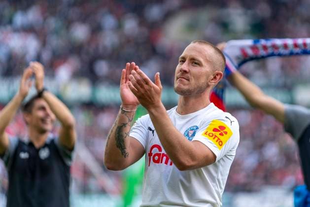 Lewis Holtby Holstein Kiel, 10 GER, Hannover 96 vs Holstein Kiel, Football, Bundesliga 2, Matchday 34, Season 2023 2024, 19 05 2024 DFL REGULATES PROHIBIT ANY USE OF PHOTOGRAPHS AS IMAGE SEQUENCES AND OR QUASI VIDEO Hannover 96 vs Holstein Kiel, Football, Bundesliga 2, Matchday 34, Season 2023 2024, 19 05 2024 Hannover Copyright: xEibner-Pressefoto FabioxDeinertx EP_FDT