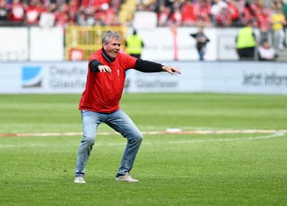 Soccer 2 Bundesliga Season 2023 24 Kaiserslautern Fritz Walter Stadion 20 04 2024 1 FC Kaiserslautern fck Eintracht Braunschweig bs 5 0 Coach Friedhelm FUNKEL 1 FC Kaiserslautern opens Laola Soccer 2 Bundesliga 1 FC Kaiserslautern