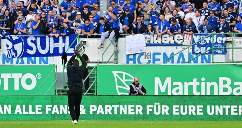 19 05 2024 Soccer Season 2023 2024 2 Soccer Bundesliga 34 Matchday SpVgg Greuther Fürth Kleeblatt FC Schalke 04 Sportfoto Zink MeZi xmexzix DFL regulations prohibit any use of photographs as image sequences and or quasi video only for editorial use Gerald Asamoah Head of License FC Schalke 04 S04 says goodbye to fans Fanblock after the end of the match