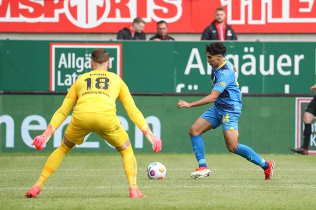 19 05 2024, xusrbx, Soccer 2 Bundesliga, 1 FC Kaiserslautern Eintracht Braunschweig emspor, v l Julian Krahl 1 FC Kaiserslautern, 18 , Johan Gomez Eintracht Braunschweig, 44 , DFL DFB REGULATIONS PROHIBIT ANY USE OF PHOTOGRAPHS as IMAGE SEQUENCES and or QUASI VIDEO Kaiserslautern