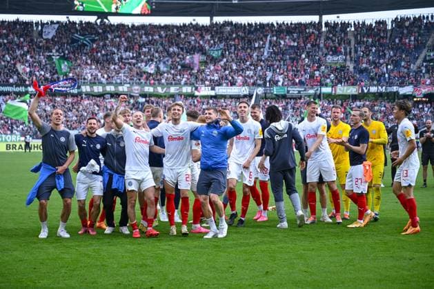 19 05 2024, Football, 2 Bundesliga, Matchday 34 Season 2023 2024, Hannover 96 Holstein Kiel, The players of Holstein Kiel celebrate the away win xRHR PHOTO TKx Copyright: RHR-FOTOx RHR-FOTO TK