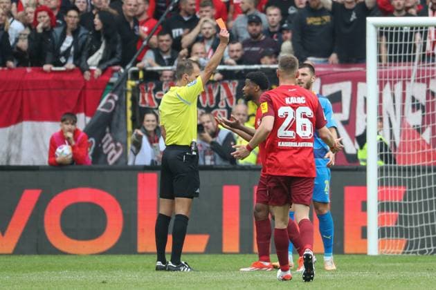 19 05 2024, xusrbx, Soccer 2 Bundesliga, 1 FC Kaiserslautern Eintracht Braunschweig emspor, v l Florian Heft Referee , Red, red card, Almamy Toure 1 FC Kaiserslautern, 6 , DFL DFB REGULATIONS PROHIBIT ANY USE OF PHOTOGRAPHS as IMAGE SEQUENCES and or QUASI VIDEO Kaiserslautern