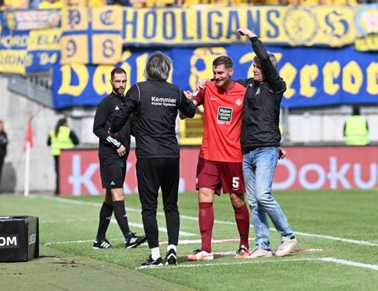 Soccer 2 Bundesliga Season 2023 24 Kaiserslautern Fritz Walter Stadion 20 04 2024 1 FC Kaiserslautern fck Eintracht Braunschweig bs 5 0 Coach Friedhelm FUNKEL 1 FC Kaiserslautern , left, celebrates Kevin KRAUS 1 FC Kaiserslautern Soccer 2 Bundesliga 1 FC Kaiserslautern
