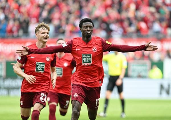 Soccer 2 Bundesliga Season 2023 24 Kaiserslautern Fritz Walter Stadion 20 04 2024 1 FC Kaiserslautern fck Eintracht Braunschweig bs 5 0 Aaron OPOKU 1 FC Kaiserslautern , scored the 5 0, li Philipp HERCHER 1 FC Kaiserslautern Soccer 2 Bundesliga 1 FC Kaiserslautern
