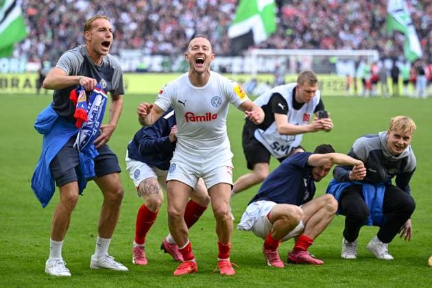 19 05 2024, Football, Bundesliga 2, Matchday 34 Season 2023 2024, Hannover 96 Holstein Kiel, Timo Becker Holstein Kiel , Lewis Holtby Holstein Kiel , Steven Skrzybski Holstein Kiel , Finn Porath Holstein Kiel xRHR FOTO TKx Copyright: RHR-FOTOx RHR-FOTO TK