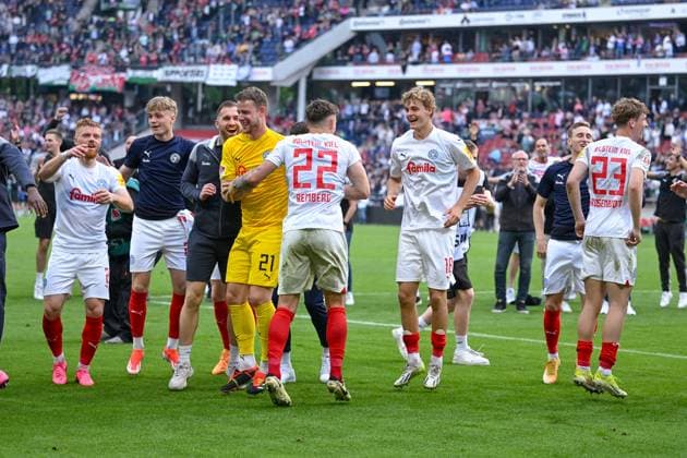19 05 2024, Football, 2 Bundesliga, Matchday 34 Season 2023 2024, Hannover 96 Holstein Kiel, Mikkel Kirkeskov Holstein Kiel , Lasse Rosenboom Holstein Kiel , Goalkeeper Thomas Dähne Holstein Kiel , Nicolai Remberg Holstein Kiel , Aurel Wagbe Holstein Kiel , Lasse Rosenboom Holstein Kiel xRHR PHOTO TKx Copyright: RHR-FOTOx RHR-FOTO TK