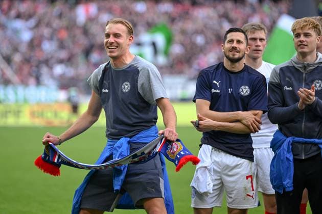 19 05 2024, Football, 2 Bundesliga, 34 Matchday Season 2023 2024, Hannover 96 Holstein Kiel, Timo Becker Holstein Kiel holds up the promotion scarf of Holstein Kiel xRHR PHOTO TKx Copyright: RHR-FOTOx RHR-FOTO TK