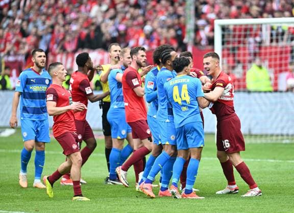 Soccer 2 Bundesliga Season 2023 24 Kaiserslautern Fritz Walter Stadion 20 04 2024 1 FC Kaiserslautern fck Eintracht Braunschweig bs 5 0 Scuffle in Braunschweig penalty area Filip KALOC 1 FC Kaiserslautern , re, Soccer 2 Bundesliga 1 FC Kaiserslautern