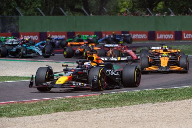 Max Verstappen Oracle Red Bull Racing, 01 at the start ahead of Lando Norris McLaren Formula 1 Team, 04 , ITA, Formula 1 World Championship, Grand Prix Emilia Romagna Imola, Autodromo Enzo e Dino Ferrari, Race, 19 05 2024 ITA, Formula 1 World Championship, Grand Prix Emilia Romagna Imola, Autodromo Enzo e Dino Ferrari, Race, 19 05 2024 Imola Copyright: xEibner-Pressefoto Memmlerx EP_MMR
