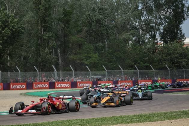 Foto IPP Enrico Schiavi Imola 19-05-2024 Formula 1 F1 Gran Premio del Made in Italy e dell™Emilia Romagna 2024 Gara nella foto: Carlos Sainz - Ferrari precede Oscar Piastri - McLaren e le Mercedes Imola italy ITALIA ITALY  Copyright: xR4924_italyphotopressx