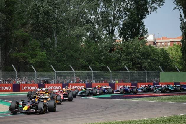 Foto IPP Enrico Schiavi Imola 19-05-2024 Formula 1 F1 Gran Premio del Made in Italy e dell™Emilia Romagna 2024 Gara nella foto: Max Verstappen - RedBull Racing precede il gruppo alla partenza Imola italy ITALIA ITALY  Copyright: xR4924_italyphotopressx