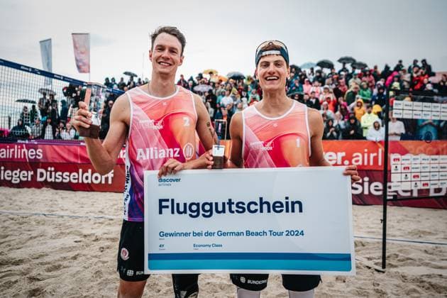 Beachvolleyball Männer German Beach Tour 2024 Tourstop Düsseldorf 19.05.2024 Max Just (rechts) und Robin Sowa (links) gewinnen den Tourstop in Düsseldorf Düsseldorf Robert-Lehr-Ufer Nordrhein-Westfalen Deutschland