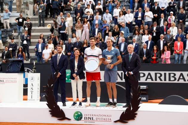 Tenis, Nicolas Jarry vs Alexander Zverev Abierto de Roma 2024. El tenista chileno Nicolas Jarry es fotografiado contra Alexander Zverev de Alemania durante la premiacion en el foro italico. Roma, Italia. 19 05 2024 Matteo Ciambelli Photosport Tennis, NNicolas Jarry vs Alexander Zverev 2024 Rome Open tournament. Chile™s tennis player Nicolas Jarry is pictured against Alexander Zverev of Germany during the awards of the Rome Open Tennis tournament in Rome, Italy. 19 05 2024 Matteo Ciambelli Photosport Nicolas Jarry vs Alexander Zverev, Abierto de Roma 2024 