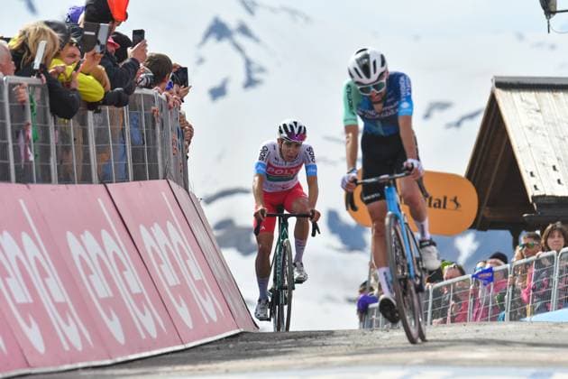 Livigno, Italy: The group reaches on finish line of Stage 15 - Manerba del Garda-Livigno (Mottolino) - Giro d Italia 2024 during Stage 15 - Manerba del Garda-Livigno, Giro d Italia race in Livigno, Italy, May 19 2024 Giro d Italia race - Stage 15 - Manerba del Garda-Livigno  - ZUMAp169 20240519_zsa_p169_1228 Copyright: xAndreaxAmato IPAxSportx