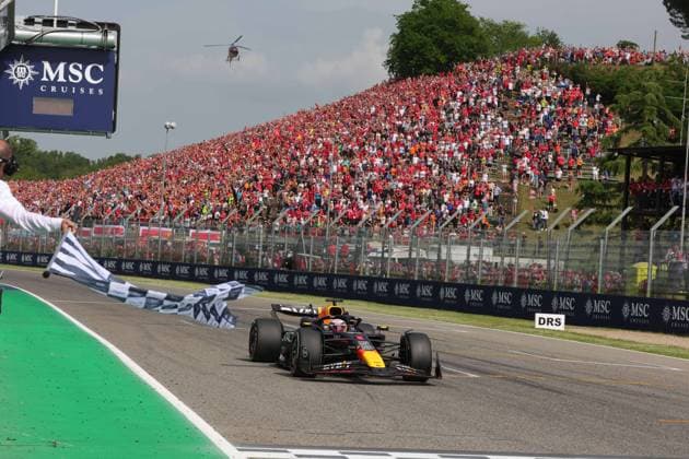 01 VERSTAPPEN Max (nld), Red Bull Racing RB20, action checkered flag spectators, fans during the Formula 1 MSC Cruises Gran Premio del Made in Italy e Dell™Emilia-Romagne 2024, 7th round of the 2024 Formula One World Championship, WM, Weltmeisterschaft from May 17 to 19, 2024 on the Autodromo Enzo e Dino Ferrari, in Imola, Italy - F1 - EMILIA-ROMAGNA GRAND PRIX 2024 DPPI Panoramic  240519_R07_EMR_DP_1Q0A9765