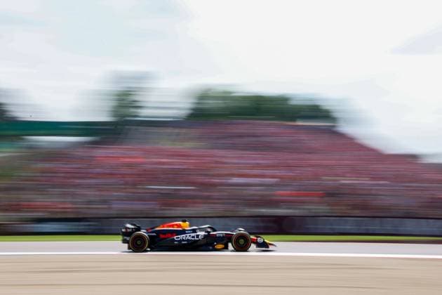 01 VERSTAPPEN Max (nld), Red Bull Racing RB20, action during the Formula 1 MSC Cruises Gran Premio del Made in Italy e Dell™Emilia-Romagne 2024, 7th round of the 2024 Formula One World Championship, WM, Weltmeisterschaft from May 17 to 19, 2024 on the Autodromo Enzo e Dino Ferrari, in Imola, Italy - F1 - EMILIA-ROMAGNA GRAND PRIX 2024 DPPI Panoramic  240519_R07_EMR_DP_F12024GP07ITA_HZ_15339