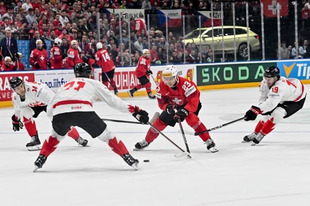 PRAGUE, CZECH REPUBLIC MAY 19 Philipp Kurashev of Switzerland battles for the puck against Jared Mccann of Canada R and Dylan Guenther of Canada L during the preliminary round match between Switzerland and Canada at Prague Arena on May 19, 2024 in Prague Prague, Czech Republic Prague Prague Arena Czech Republic Copyright: xJustPictures.ch AndreaxBrancax jp-en-EuSpIm-AB_19052024_AAB_7432
