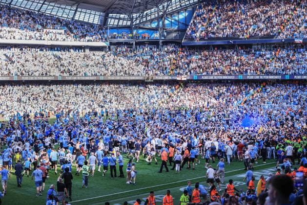 Bilder des Jahres 2024, Sport 05 Mai Sport Themen der Woche KW21 Sport Bilder des Tages Football - Premier League - Manchester City v West Ham United 19th May 2024 - Premier League - Manchester City v West Ham United - Fans invade the pitch at the end of the match - Photo: Simon Stacpoole Offside. Manchester UK *** Fußball Premier League Manchester City gegen West Ham United 19. Mai 2024 Premier League Manchester City gegen West Ham United Fans stürmen nach Spielende das Spielfeld Foto Simon Stacpoole Abseits Manchester UK  Copyright: xSimonxStacpoolexOffside