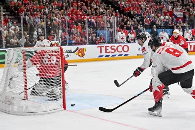 PRAGUE, CZECH REPUBLIC MAY 19 Nick Paul of Canada scores a goal against goalkeeper Leonardo Genoni of Switzerland during the preliminary round match between Switzerland and Canada at Prague Arena on May 19, 2024 in Prague, Czech Republic Prague Prague Arena Czech Republic Copyright: xJustPictures.ch AndreaxBrancax jp-en-EuSpIm-AB_19052024_AAB_8593