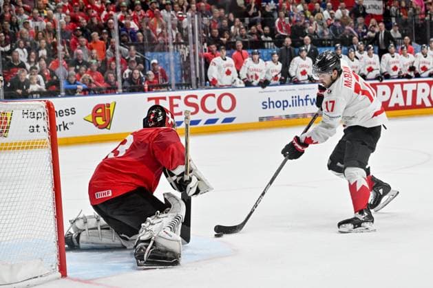 PRAGUE, CZECH REPUBLIC MAY 19 Jack McBain of Canada tries to score against goalkeeper Leonardo Genoni of Switzerland during the preliminary round match between Switzerland and Canada at Prague Arena on May 19, 2024 in Prague, Czech Republic Prague Prague Arena Czech Republic Copyright: xJustPictures.ch AndreaxBrancax jp-en-EuSpIm-AB_19052024_AAB_8675