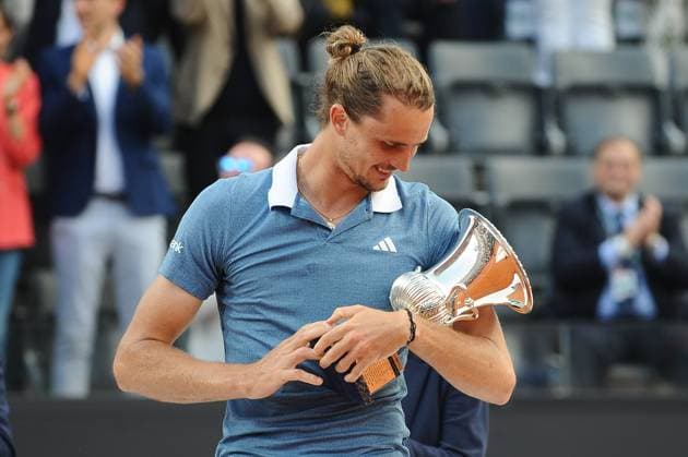 Foto IPP Cavaliere Emiliano. Roma 19 05 2024. Tennis Internazionali d Italia 2024. Nella foto: Alexander Zverev alza la coppa. Italy Photo Press - World Copyright italy ITALY  Copyright: xR4924_italyphotopressx