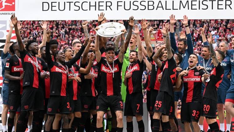 LEVERKUSEN - Piero Hincapie of Bayer 04 Leverkusen with the Bundesliga Meisterschale ( Bayer 04 Leverkusen coach , Edmond Tapsoba, Arthur, Patrik Schick, goalkeeper Matej Kovar, Noah Mbamba, Nathan Tella, Alejandro Grimaldo, Amine Adli, Victor Boniface, Adam Hlozek, Timothy Fosu Mensah, Exequiel Palacios, goalkeeper Patrick Pentz, Jeremie Frimpong, Madi Monamay, Gustavo Puerta , Granit FC Augsburg at DE Bay Arena on May 18, 2024 in Leverkusen, Germany. ANP Hollandse Hoogte Bundesliga 2023 24 xVIxANPxSportx xGerritxvanxKeulenxIVx 498990003 originalFilename: 498990003.jpg