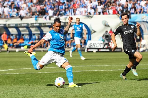 19 05 2024, xtgx, Soccer 2 Bundesliga, FC Hansa Rostock SC Paderborn 07, v l Juan Jose Perea Rostock, 18 shoots the ball on goal, shot on goal, shot DFL DFB REGULATIONS PROHIBIT ANY USE OF PHOTOGRAPHS as IMAGE SEQUENCES and or QUASI VIDEO Rostock