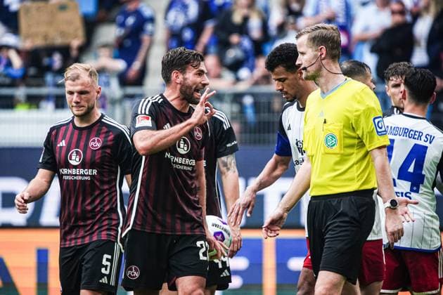Enrico Valentini 1 FC Nuernberg, 22 discussed with referee Arne Aarnink GER, Hamburger SV vs 1 FC Nuernberg, Football, 2 Bundesliga, Matchday 34, Season 2023 2024, 19 05 2024 DFL REGULATIONS PROHIBIT ANY USE OF PHOTOGRAPHS AS IMAGE SEQUENCES AND OR QUASI VIDEO GER, Hamburger SV vs 1 FC Nuernberg, Football, 2 Bundesliga, Matchday 34, Season 2023 2024, 19 05 2024 Hamburg Copyright: xEibner-Pressefoto MarcelxvonxFehrnx EP_MFN