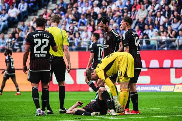 Injury to the head Sebastian Andersson 1 FC Nuernberg, 20 GER, Hamburger SV vs 1 FC Nuernberg, Football, 2 Bundesliga, Matchday 34, Season 2023 2024, 19 05 2024 DFL REGULATIONS PROHIBIT ANY USE OF PHOTOGRAPHS AS IMAGE SEQUENCES AND OR QUASI VIDEO GER, Hamburger SV vs 1 FC Nuernberg, Football, 2 Bundesliga, Matchday 34, Season 2023 2024, 19 05 2024 Hamburg Copyright: xEibner-Pressefoto MarcelxvonxFehrnx EP_MFN