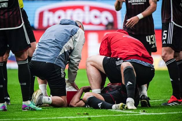 Injury to the head Sebastian Andersson 1 FC Nuernberg, 20 GER, Hamburger SV vs 1 FC Nuernberg, Football, 2 Bundesliga, Matchday 34, Season 2023 2024, 19 05 2024 DFL REGULATIONS PROHIBIT ANY USE OF PHOTOGRAPHS AS IMAGE SEQUENCES AND OR QUASI VIDEO GER, Hamburger SV vs 1 FC Nuernberg, Football, 2 Bundesliga, Matchday 34, Season 2023 2024, 19 05 2024 Hamburg Copyright: xEibner-Pressefoto MarcelxvonxFehrnx EP_MFN