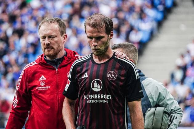 Injury to the head Sebastian Andersson 1 FC Nuernberg, 20 GER, Hamburger SV vs 1 FC Nuernberg, Football, 2 Bundesliga, Matchday 34, Season 2023 2024, 19 05 2024 DFL REGULATIONS PROHIBIT ANY USE OF PHOTOGRAPHS AS IMAGE SEQUENCES AND OR QUASI VIDEO GER, Hamburger SV vs 1 FC Nuernberg, Football, 2 Bundesliga, Matchday 34, Season 2023 2024, 19 05 2024 Hamburg Copyright: xEibner-Pressefoto MarcelxvonxFehrnx EP_MFN