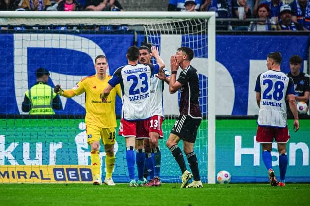 Cheers after parade Matheo Raab Hamburger SV, 19 , Guilherme Ramos Hamburger SV, 13 and Jonas Meffert Hamburger SV, 23 GER, Hamburger SV vs 1 FC Nuernberg, Soccer, 2 Bundesliga, Matchday 34, Season 2023 2024, 19 05 2024 DFL REGULATES PROHIBIT ANY USE OF PHOTOGRAPHS AS IMAGE SEQUENCES AND OR QUASI VIDEO GER, Hamburger SV vs 1 FC Nuernberg, Football, 2 Bundesliga, Matchday 34, Season 2023 2024, 19 05 2024 Hamburg Copyright: xEibner-Pressefoto MarcelxvonxFehrnx EP_MFN