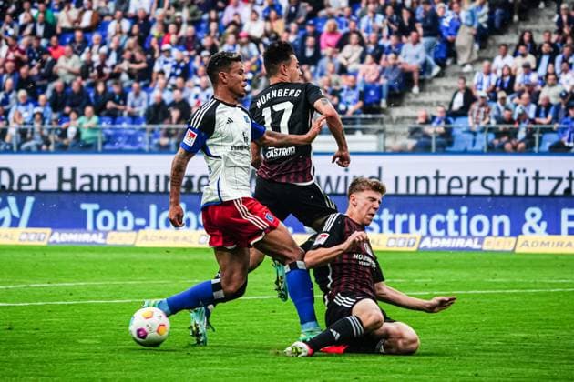 Ransford Yeboah Koenigsdoerffer Hamburger SV, 11 , Jens Castrop 1 FC Nuernberg, 17 , Finn Jeltsch 1 FC Nuernberg, 44 GER, Hamburger SV vs 1 FC Nuernberg, Football, 2 Bundesliga, Matchday 34, Season 2023 2024, 19 05 2024 DFL REGULATES PROHIBIT ANY USE OF PHOTOGRAPHS AS IMAGE SEQUENCES AND OR QUASI VIDEO GER, Hamburger SV vs 1 FC Nuernberg, Football, Bundesliga 2, Matchday 34, Season 2023 2024, 19 05 2024 Hamburg Copyright: xEibner-Pressefoto MarcelxvonxFehrnx EP_MFN