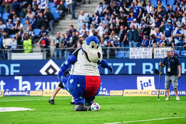 Hamburger SV Mascot Dino Hermann GER, Hamburger SV vs 1 FC Nuernberg, Football, 2 Bundesliga, Matchday 34, Season 2023 2024, 19 05 2024 DFL REGULATIONS PROHIBIT ANY USE OF PHOTOGRAPHS AS IMAGE SEQUENCES AND OR QUASI VIDEO GER, Hamburger SV vs 1 FC Nuernberg, Football, 2 Bundesliga, Matchday 34, Season 2023 2024, 19 05 2024 Hamburg Copyright: xEibner-Pressefoto MarcelxvonxFehrnx EP_MFN