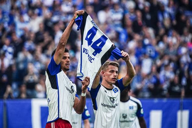Goal celebration Hamburger SV after goal to 1 0 Robert Glatzel Hamburger SV, 09 with jersey of Mario Vuskovic Hamburger SV, 44 GER, Hamburger SV vs 1 FC Nuernberg, Soccer, 2 Bundesliga, Matchday 34, Season 2023 2024, 19 05 2024 DFL REGULATES PROHIBIT ANY USE OF PHOTOGRAPHS AS IMAGE SEQUENCES AND OR QUASI VIDEO GER, Hamburger SV vs 1 FC Nuernberg, Football, 2 Bundesliga, Matchday 34, Season 2023 2024, 19 05 2024 Hamburg Copyright: xEibner-Pressefoto MarcelxvonxFehrnx EP_MFN