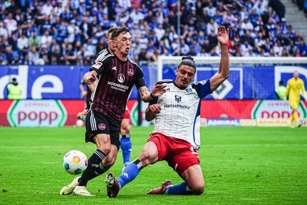 Benjamin Goller 1 FC Nuernberg, 14 , Guilherme Ramos Hamburger SV, 13 GER, Hamburger SV vs 1 FC Nuernberg, Football, 2 Bundesliga, Matchday 34, Season 2023 2024, 19 05 2024 DFL REGULATIONS PROHIBIT ANY USE OF PHOTOGRAPHS AS IMAGE SEQUENCES AND OR QUASI VIDEO GER, Hamburger SV vs 1 FC Nuernberg, Football, 2 Bundesliga, Matchday 34, Season 2023 2024, 19 05 2024 Hamburg Copyright: xEibner-Pressefoto MarcelxvonxFehrnx EP_MFN