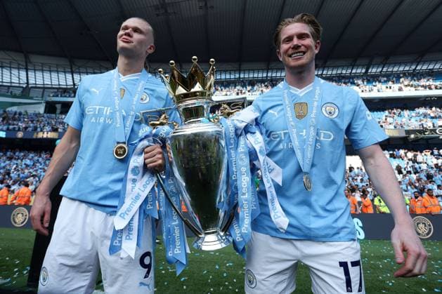 Erling Haaland of Manchester City (L) and Kevin De Bruyne of Manchester City (R) with the Premier League trophy Manchester City v West Ham United, Premier League, Football, Etihad Stadium, Manchester, UK - 19 May 2024 EDITORIAL USE ONLY No use with unauthorised audio, video, data, fixture lists, club league logos or live services. Online in-match use limited to 120 images, no video emulation. No use in betting, games or single club league player publications.  Copyright: xMattxWest Shutterstockx 14486517au
