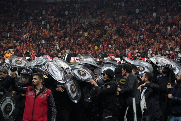 Bilder des Jahres 2024, Sport 05 Mai Sport Themen der Woche KW21 Sport Bilder des Tages Fenerbahce players were able to go to the locker room under heavy police protection after the Turkish Super League derby match between Galatasaray and Fenerbahce at Rams Park Stadium in Istanbul , Turkey on May 19 ,2024. ( Photo by Seskimphoto ) Istanbul Turkey Istanbul Turkey Copyright: xSeskimphotox GSaray-FBahce-190524 (323)