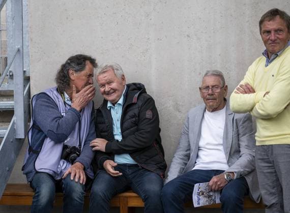 FUSSBALL REGIONALLIGA NORDOST 34. SPIELTAG FC CARL ZEISS JENA - FC EILENBURG ** NUR FÜR REDAKTIONELLE ZWECKE ** EDITORIAL USE ONLY **<p>19 05 2024-Jena: Fussball Regionalliga Nordost 34. Spieltag Saison 2023-2024 Ernst-Abbe-Sportfeld FC Carl Zeiss Jena - FC Eilenburg 2:0 Ehrung der Pokalsieger-Mannschaft des FC Carl Zeiss Jena von 1974 im Bild von links; Sportfotograf Peter Poser, Konrad Weise, Eberhard Vogel, Rainer Schlutter, ( Deutschland Thueringen Jena Copyright: SaschaxFromm *** FOOTBALL REGIONAL LEAGUE NORTH EAST 34 GAME DAY FC CARL ZEISS JENA FC EILENBURG FOR EDITORIAL PURPOSES ONLY p 19 05 2024 Jena Football Regionalliga Nordost 34 Spieltag Saison 2023 2024 Ernst Abbe Sportfeld FC Carl Zeiss Jena FC Eilenburg 2 0 Honoring the cup-winning team of FC Carl Zeiss Jena from 1974 in the picture from left sports photographer Peter Poser, Konrad Weise, Eberhard Vogel, Rainer Schlutter, Germany Thueringen Jena Copyright SaschaxFromm Copyright: SaschaxFromm doc7vi1n5m8c8o10uhron6n ,EDITORIAL USE ONLY