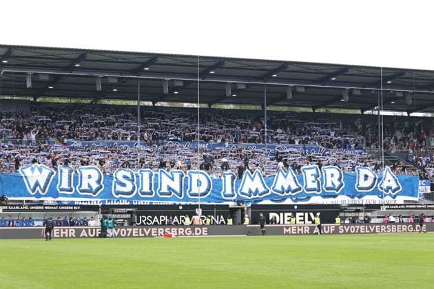 19.05.2024, Fussball, Herren, 2. Bundesliga, Saison 2023 2024, SV 07 Elversberg - Karlsruher SC, Fans des Karlsruher SC in Elversberg Elversberg Ursapharm-Arena an der Kaiserlinde Saarland Deutschland (DE) *** 19 05 2024, Football, Men, 2 Bundesliga, Season 2023 2024, SV 07 Elversberg Karlsruher SC, Fans of Karlsruher SC in Elversberg Elversberg Ursapharm Arena an der Kaiserlinde Saarland Germany DE