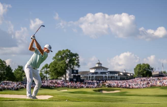 240519 Viktor Hovland of Norway plays his second shot on the 18th hole during the final round of the 2024 PGA Championship Golf Tournament on May 19, 2024 in Louisville Photo Petter Arvidson BILDBYRAN kod PA PA0811 golf pga championship bbeng  Copyright: PETTERxARVIDSON BB240519PA199