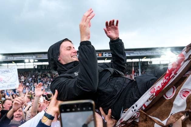 Bilder des Jahres 2024, Sport 05 Mai Sport Themen der Woche KW21 Sport Bilder des Tages Fabian Hürzeler (FC St. Pauli, Trainer) wird von den Fans gefeiert, GER, SV Wehen Wiesbaden vs. FC St. Pauli, Fussball, 2. Bundesliga, 34. Spieltag, Spielzeit 2023 2024, 19.05.2024. DFL REGULATIONS PROHIBIT ANY USE OF PHOTOGRAPHS AS IMAGE SEQUENCES AND OR QUASI-VIDEO GER, SV Wehen Wiesbaden vs. FC St. Pauli, Fussball, 2. Bundesliga, 34. Spieltag, Spielzeit 2023 2024, 19.05.2024. Wiesbaden *** Fabian Hürzeler FC St Pauli, Coach is celebrated by the fans, GER, SV Wehen Wiesbaden vs FC St Pauli, Football, 2 Bundesliga, Matchday 34, Season 2023 2024, 19 05 2024 DFL REGULATES PROHIBIT ANY USE OF PHOTOGRAPHS AS IMAGE SEQUENCES AND OR QUASI VIDEO GER, SV Wehen Wiesbaden vs FC St Pauli, Football, 2 Bundesliga, Matchday 34, Season 2023 2024, 19 05 2024 Wiesbaden Copyright: xEibner-Pressefoto FlorianxWieganx EP_FWD