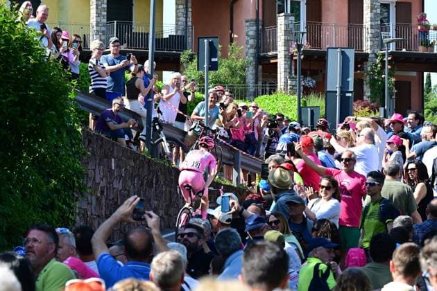 19 05 2024, Livigno, ITA, Giro d Italia 2024, 15 stage, from Manerba del Garda to Livigno 222 km , pictured Tadej Pogacar SLO, UAE Team Emirates in the overall leaders pink jersey at the start of stage 15 in Manerba del Garda during the 107 Giro d Italia cycling race, 15th stage from Manerba del Garda to Livigno 222 km in Livigno, Italy on 2024 05 19 Expa Livigno  EP_rei