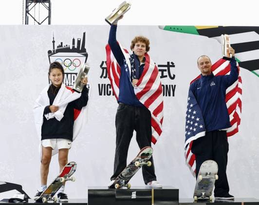 Sport Themen der Woche KW21 Skateboarding: Qualifying meet for Paris Olympics Jagger Eaton (C) of the United States raises the victor s trophy after winning the men s street skateboarding final during the Paris Olympic qualifier series in Shanghai on May 19, 2024, alongside Ginwoo Onodera (L) of Japan and Chris Joslin of the United States, who finished second and third, respectively.  A14AA0002871490P