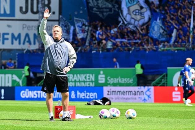 19 05 2024 Soccer Season 2023 2024 2 Soccer Bundesliga 34 Matchday SpVgg Greuther Fürth Kleeblatt FC Schalke 04 Sportfoto Zink AlSch xalxschx DFL regulations prohibit any use of photographs as image sequences and or quasi video only for editorial use Michael Mike Büskens Bueskens Co Trainer Verbindungstrainer FC Schalke 04 S04 welcomes waves indicates gestures directs gives instructions