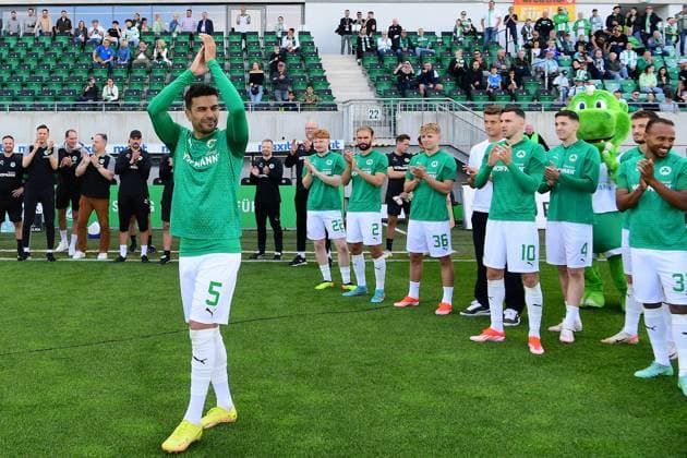 19 05 2024 Soccer Season 2023 2024 2 Soccer Bundesliga 34 Matchday SpVgg Greuther Fürth Kleeblatt FC Schalke 04 Sportfoto Zink AlSch xalxschx DFL regulations prohibit any use of photographs as image sequences and or quasi video only for editorial use Oussama Haddadi 5, SpVgg Greuther Fürth Verabschiedung