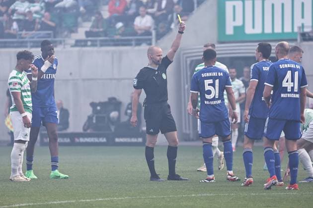 Referee Patrick Schwengers shows a yellow card in the second leg of the 2023 2024 season match between SpVgg Greuther Fürth and FC Schalke 04 2 0 in Fürth 19 05 2024