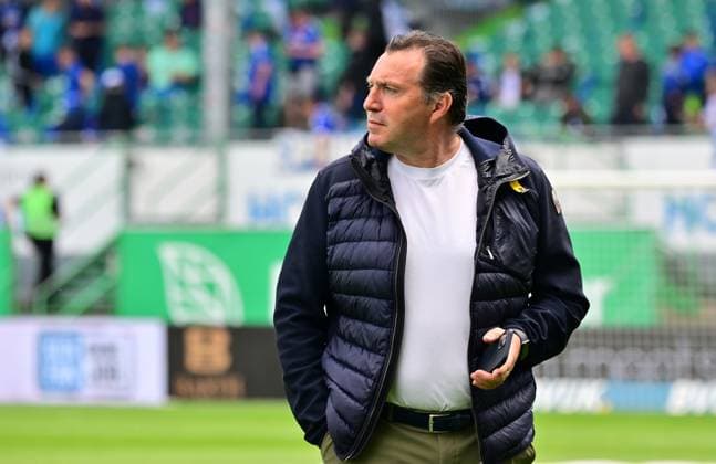 19 05 2024 Soccer Season 2023 2024 2 Soccer Bundesliga 34 Matchday SpVgg Greuther Fürth Kleeblatt FC Schalke 04 Sportfoto Zink MeZi xmexzix DFL regulations prohibit any use of photographs as image sequences and or quasi video only for editorial use Marc Wilmots Sports Director Schalke 04 before the start of the match